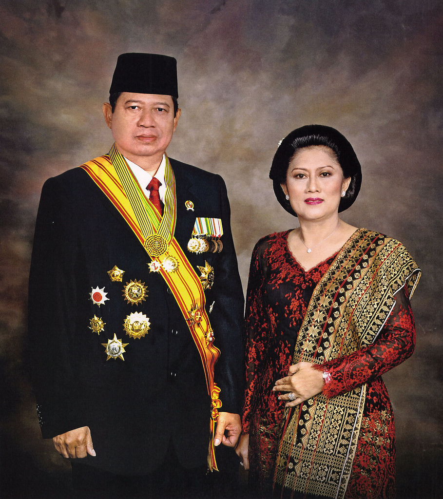 http://anangpaser.files.wordpress.com/2010/08/susilo_bambang_yudhoyono_and_ani_yudhoyono.jpg